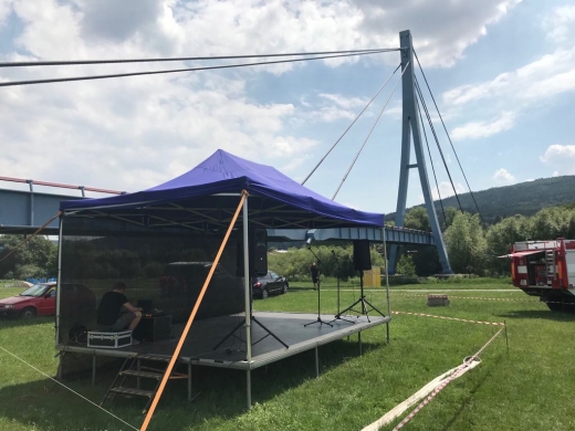 Podium 6x4m s nůžkovým zastřešením.